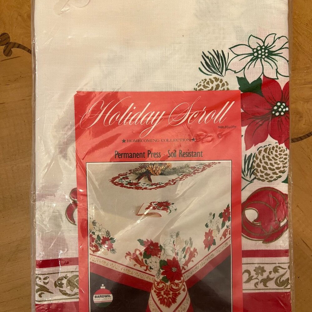 🎁🌹 VTG “Holiday Scroll” Tablecloth 🎄 NOS • 60x102” • Poinsettia Christmas❤️🌿